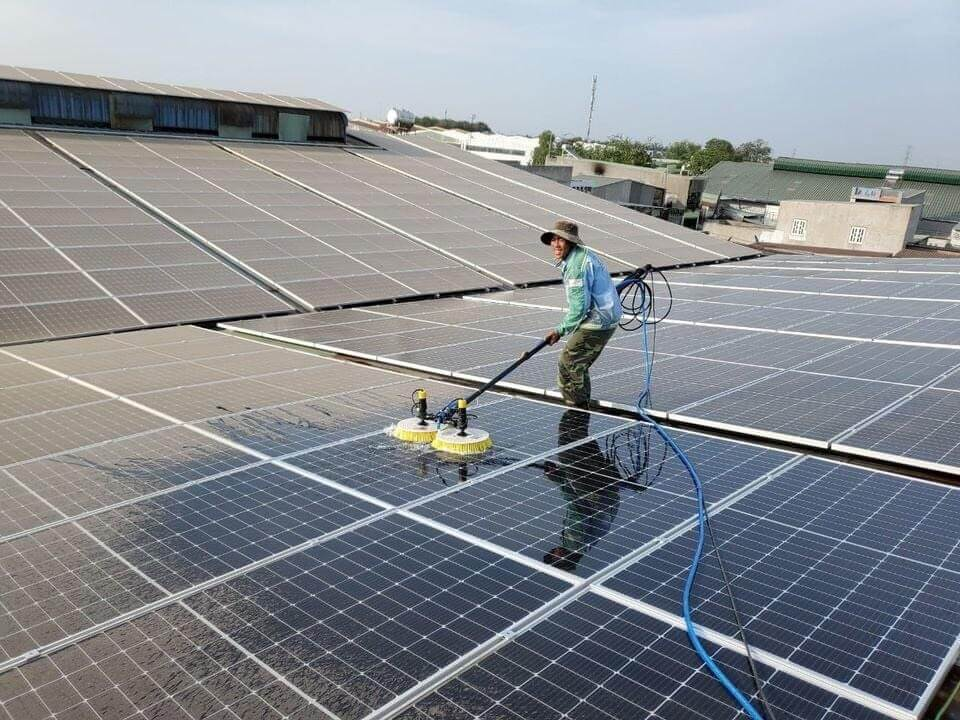 Thợ vệ sinh pin năng lượng mặt trời