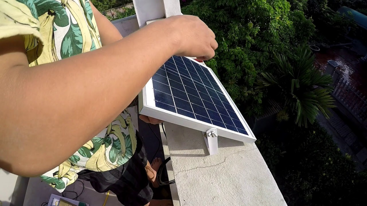 Thợ lắp đặt tấm pin năng lượng mặt trời