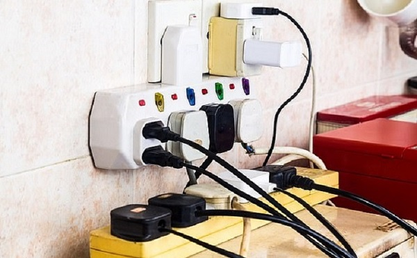 Sử dụng một ổ cắm cho nhiều thiết bị điện gây quá tải