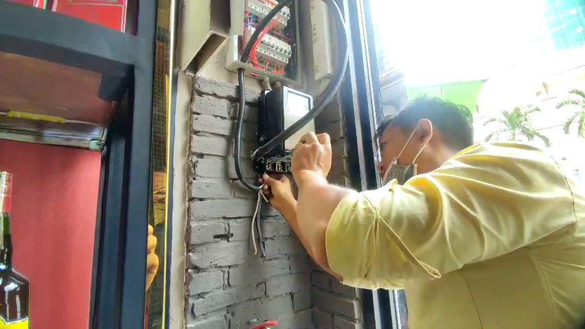 Thợ sửa chập điện