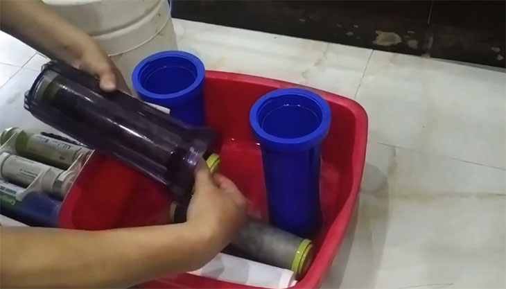 Tiến hành vệ sinh máy lọc nước